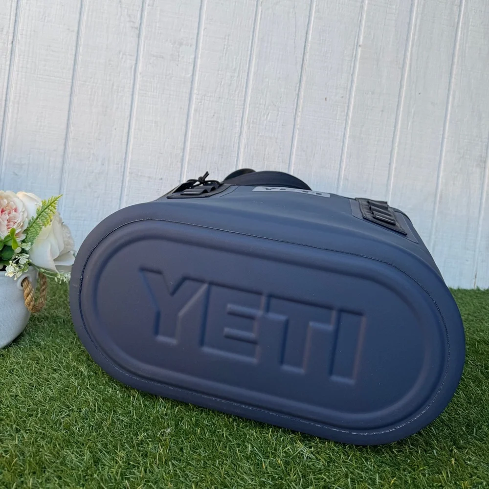 YETI 20 CARRYALL TOTE BAG
in Navy Blue - Durable New Tags summer travel - Picture 8 of 16